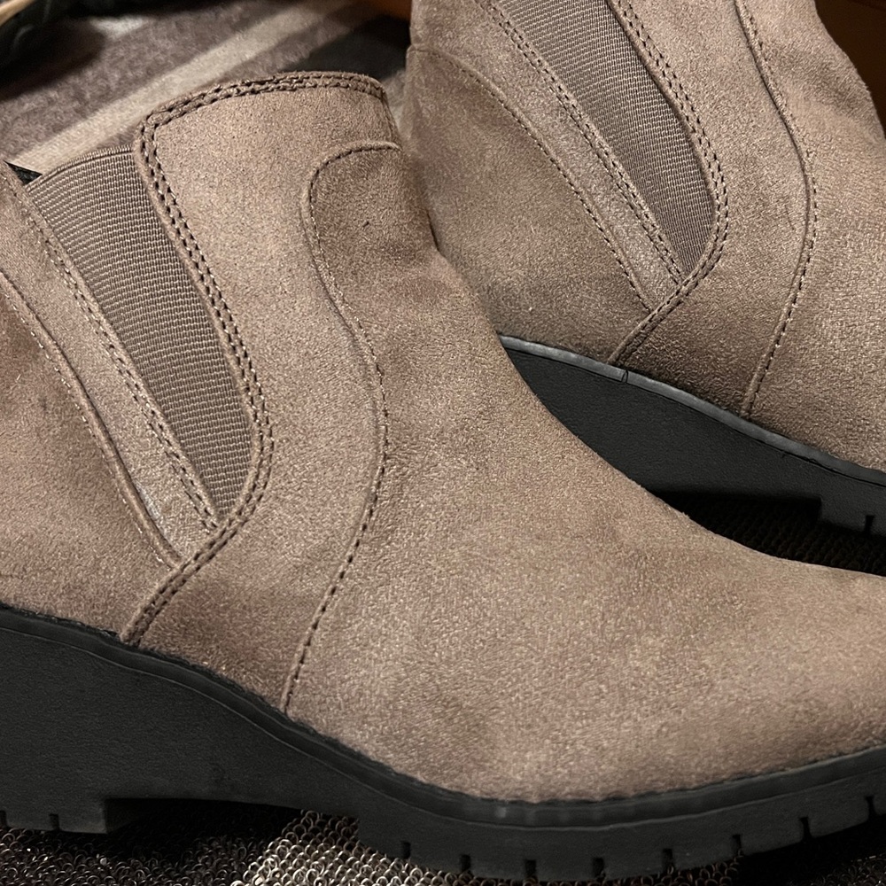MeToo Ankle Booties. Like new condition. Women’s Size 8 wedge heel